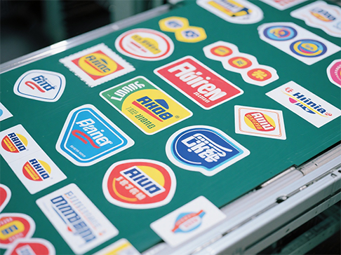 از چه نوع کنترل لیزری می توان برای برش قالب لیزری خود چسب استفاده کرد